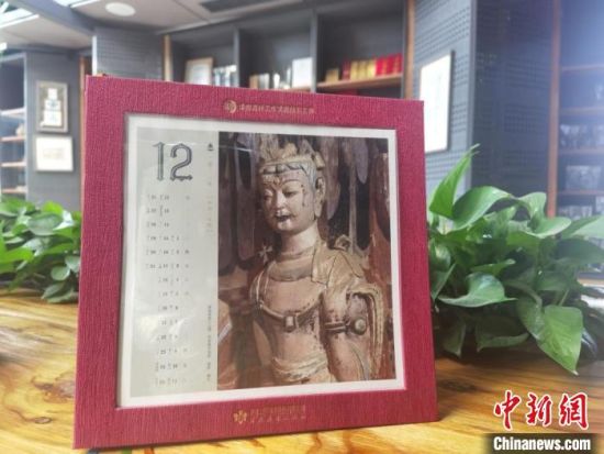 圖為徐晉林制作的敦煌題材的手工書(shū)《走進(jìn)沙漠敦煌——莫高窟與藏書(shū)票藝術(shù)》，深受讀者喜愛(ài)。　閆姣 攝