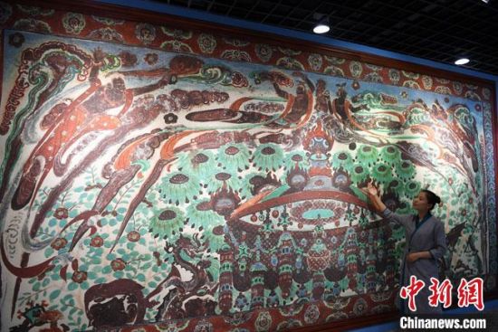 圖為通過(guò)數(shù)字化采集后打印展出的大幅高保真莫高窟復(fù)制壁畫320窟“散花飛天”。(資料圖) 楊艷敏 攝