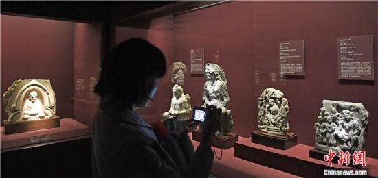 2018年8月，《平山郁夫的絲路世界——平山郁夫絲綢之路美術(shù)館文物展》在甘肅敦煌莫高窟開展。中新社記者 楊艷敏 攝