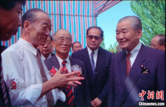 1994年8月，時(shí)任日本首相竹下登(右一)與時(shí)任敦煌研究院院長段文杰在莫高窟親切交談。中新社發(fā) 婁婕 供圖