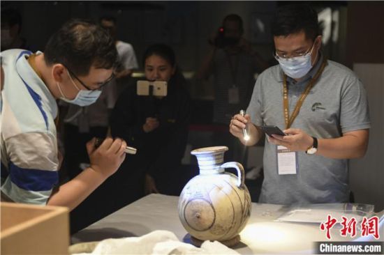 2020年6月，在長沙博物館舉行“從地中海到中國：絲路寶藏——平山郁夫絲綢之路美術(shù)館藏文物展”前，專家開箱鑒定文物。中新社記者 楊華峰 攝