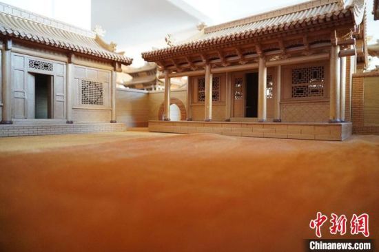 圖為微縮建筑蘭州四合院內(nèi)部結(jié)構(gòu)?！【琶赖┰?　攝