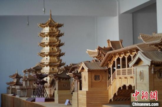 圖為古建筑模型制作技藝傳習(xí)所展廳內(nèi)的微縮古建筑作品?！【琶赖┰?　攝