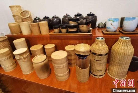圖為展陳的一件件精致可愛的竹編農(nóng)具工藝品?！●T志軍 攝