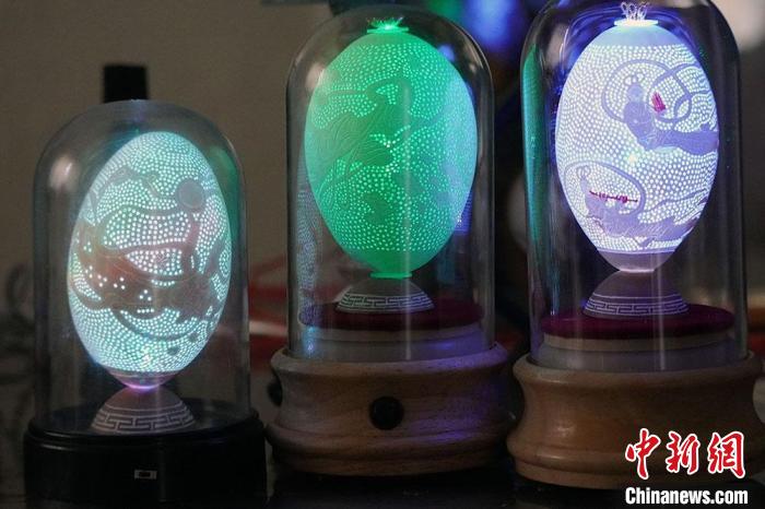 圖為以敦煌飛天為元素的蛋雕作品。　九美丹增 攝