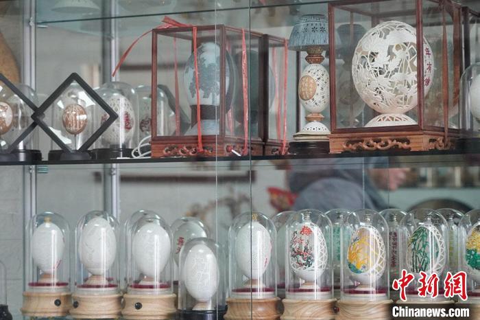 圖為吳義澤收藏柜內(nèi)的蛋雕作品?！【琶赖ぴ?攝