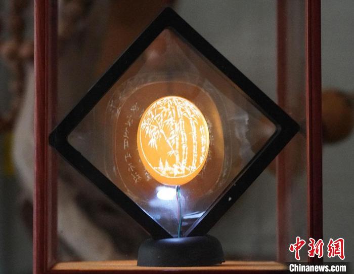 圖為吳義澤新包裝給蛋雕呈現(xiàn)立體感?！【琶赖ぴ?攝