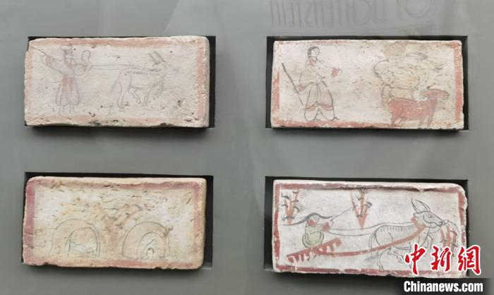圖為嘉峪關長城博物館館藏文物魏晉墓彩繪畫像磚中豐富多彩的古代農(nóng)牧業(yè)生產(chǎn)活動。(資料圖) 丁思 攝 圖為嘉峪關長城博物館館藏文物魏晉墓彩繪畫像磚中豐富多彩的古代農(nóng)牧業(yè)生產(chǎn)活動。(資料圖) 丁思 攝