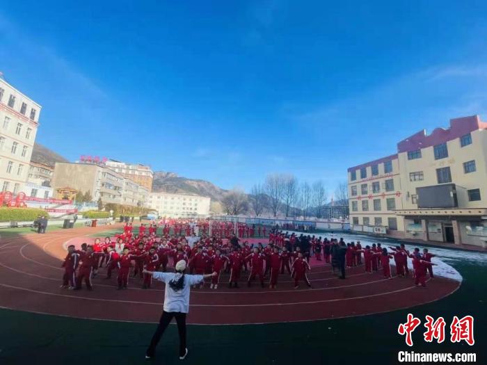 圖為街舞老師教授藏族學子跳街舞?！￡惿菩?攝