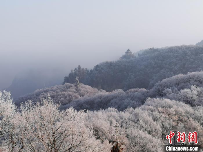 圖為連綿山脈，皆是白色?！⌒煺袢A 攝