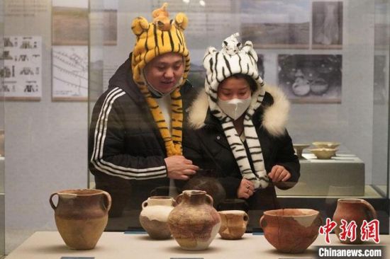 圖為市民戴虎頭帽在博物館內(nèi)參觀。九美旦增 攝