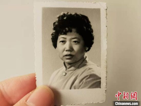 圖為20世紀(jì)80年代，蘭州照相館拍攝的人物肖像照，如今仍然有很多人選擇拍攝這樣的照片留作紀(jì)念?！⊥跄劣?攝