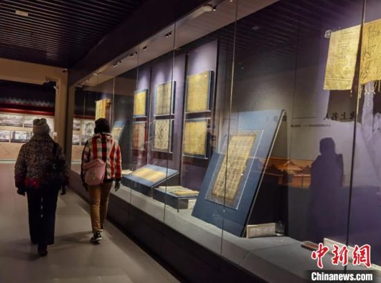 圖為蘭州市民參觀博物館展品。　徐雪 攝