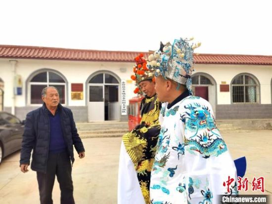 圖為69歲的“苦水高高蹺”國家級傳承人巨海全(左一)，叮囑徒弟們高高蹺練習技巧要領(lǐng)?！￠Z姣 攝
