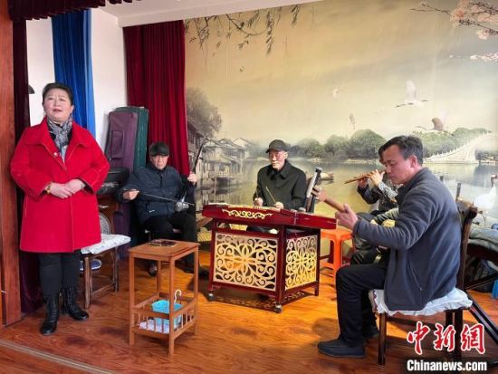 圖為蘭州鼓子表演者王常玉登臺演唱，她是這項(xiàng)入列國家級非物質(zhì)文化遺產(chǎn)的曲藝表演者中，為數(shù)不多的女演員。　張煜曼 攝