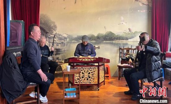 圖為蘭州鼓子愛好者在傳習(xí)所內(nèi)互相搭檔上臺演出。　張煜曼 攝