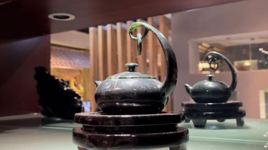圖為酒泉夜光杯廠里陳列的夜光杯茶藝文化產品——精品懸環(huán)玉壺。王牧雨