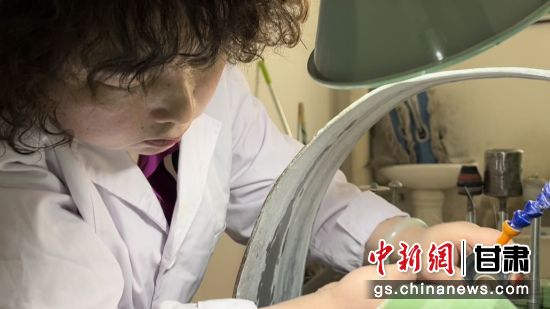 夜光杯制作學徒謝小琴坦言，雖工作枯燥，但是能夠掌握國家級非遺技藝是很自豪的。王牧雨 攝
