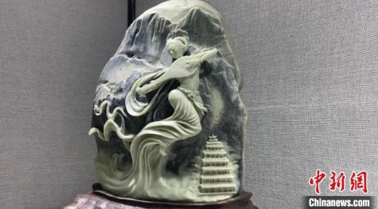 圖為李學(xué)平的玉雕作品。　高瑩 攝