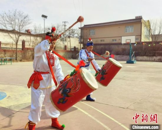 圖為劉玉均(右一)身穿青花服與隊員一起練習動作?！堟?攝