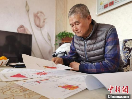 圖為陸鵬飛向記者展示多年帶隊的手寫筆記?！堟?攝