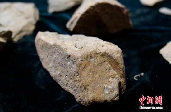 圖為靜寧縣賈河鄉(xiāng)竇坪村出土的石器。 夏劍鋒 攝