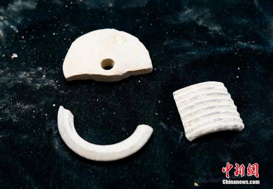 圖為靜寧縣賈河鄉(xiāng)竇坪村出土的佩飾。 夏劍鋒 攝