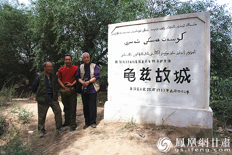 庫車是古代龜茲語，意為“龜茲人的城”，乃絲綢之路重鎮(zhèn)。2016年，蘇朗（右）、文巖（左）等藝術(shù)家前往庫車龜茲故城遺址采風(fēng)。楊文遠(yuǎn) 攝