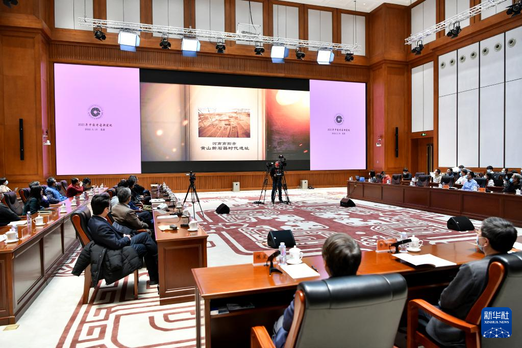 3月18日，在“中國(guó)社會(huì)科學(xué)院考古學(xué)論壇·2021年中國(guó)考古新發(fā)現(xiàn)”上，參會(huì)人員觀看宣傳視頻。