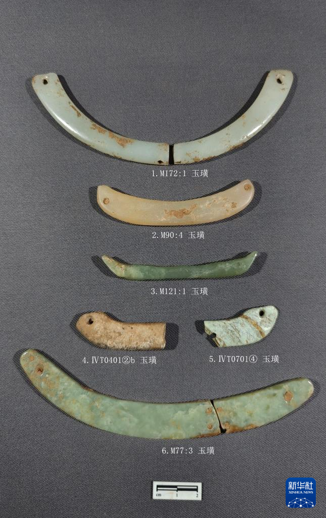 河南南陽(yáng)市黃山新石器時(shí)代遺址出土的屈家?guī)X文化玉璜（資料圖）。