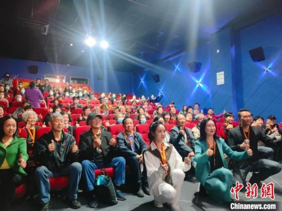《浴血誓言》主創(chuàng)團(tuán)隊(duì)與到場的紅軍后代合影?！￡愡x斌 攝