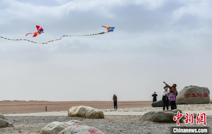 圖為市民正在陽關(guān)景區(qū)放風(fēng)箏?！⊥醣筱y 攝