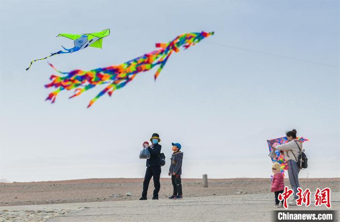 圖為孩童在父母的陪伴下放風(fēng)箏?！⊥醣筱y 攝