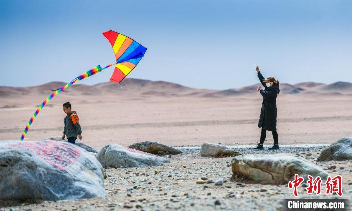 圖為市民正在陽關(guān)景區(qū)放風(fēng)箏?！⊥醣筱y 攝