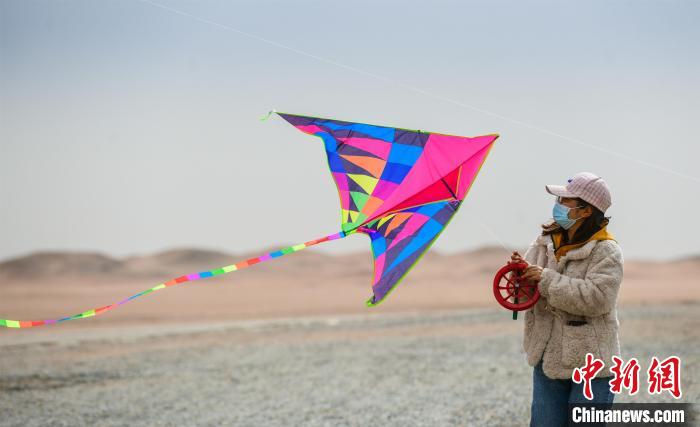 圖為市民正在陽關(guān)景區(qū)放風(fēng)箏?！⊥醣筱y 攝