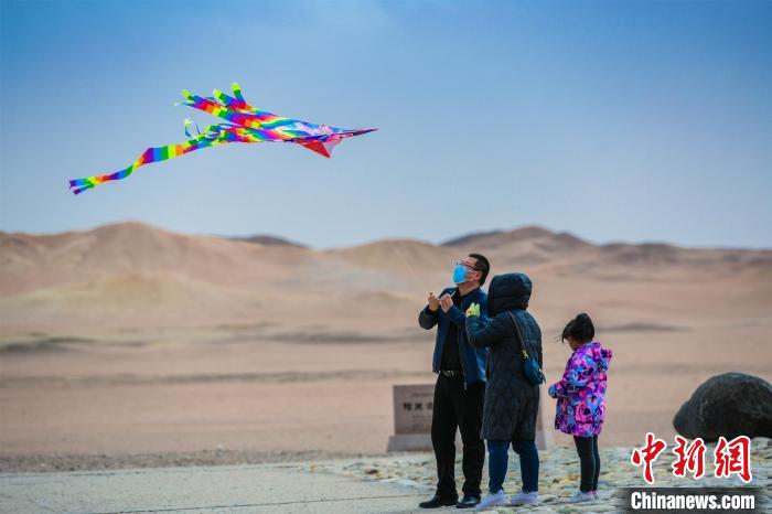 圖為市民正在陽關(guān)景區(qū)放風(fēng)箏?！⊥醣筱y 攝