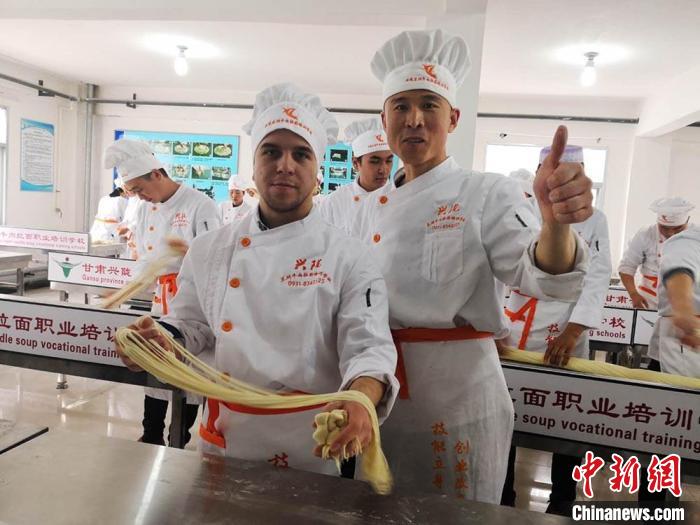 圖為外國(guó)留學(xué)生學(xué)習(xí)牛肉面的制作。(資料圖) 史靜靜 攝
