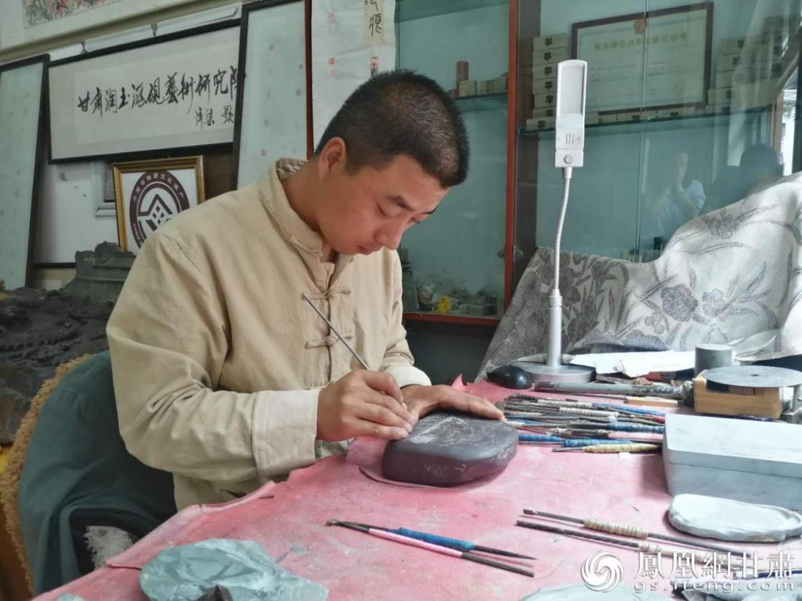 洮硯制作技藝第六代傳人、國家藝術(shù)基金資助青年藝術(shù)家、正高級(jí)洮硯雕刻藝術(shù)師李江平十年如一日專注于洮硯制作 圖源自網(wǎng)絡(luò)