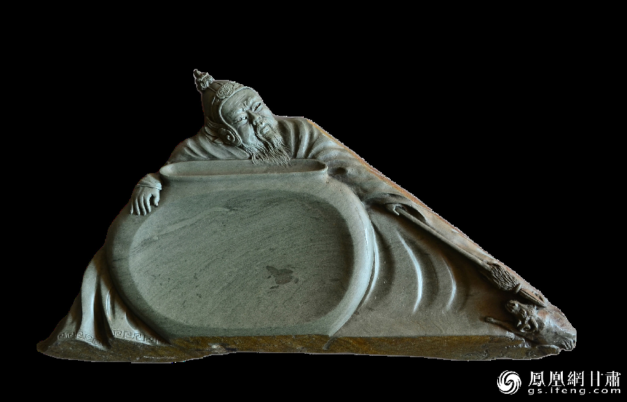 《醉臥沙場(chǎng)君莫笑》硯使王翰《涼州詞》中“醉臥沙場(chǎng)君莫笑，古來征戰(zhàn)幾人回？”的意境躍然硯臺(tái)之上。資料圖