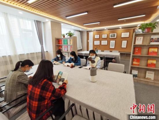 近日，在國網(wǎng)甘肅電力黨校職工書屋，正在舉行青年職工讀書交流活動?！⌒煅?攝