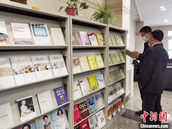 圖為國網(wǎng)甘肅電力黨校的職工書架?！⌒煅?攝
