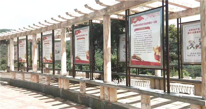 圖為成縣雞峰鎮(zhèn)樹(shù)林村廉政文化長(zhǎng)廊.jpg