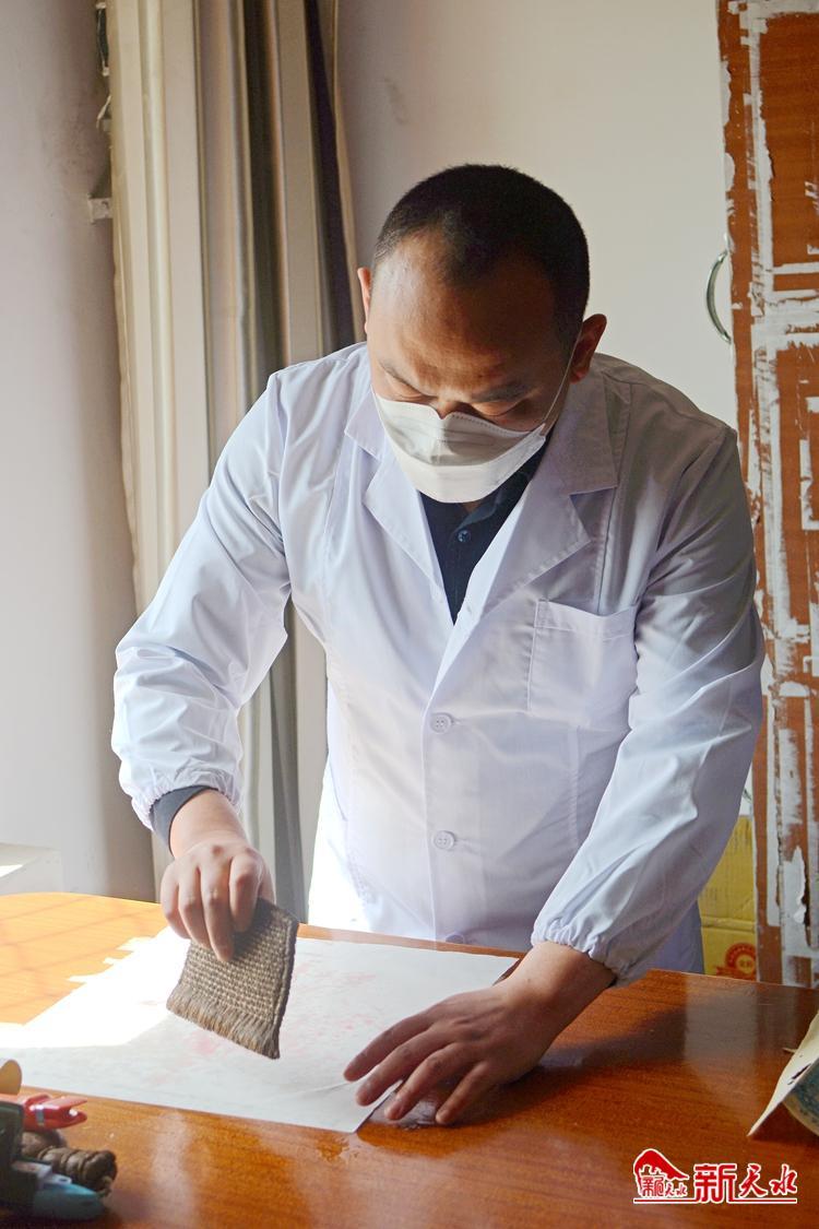 朽爛歷史檔案如何獲新生？看修復師“妙手回春”