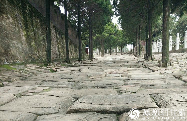 司馬遷祠的山崗下面有一段司馬古道，石條為北宋時(shí)鋪設(shè)，歷經(jīng)800余年的雨水沖刷、風(fēng)化、人走車碾，石條上的車轍印是這里曾經(jīng)繁華的歷史見證，又好像昭示太史公一生的坎坷與悲壯。楊文遠(yuǎn) 攝