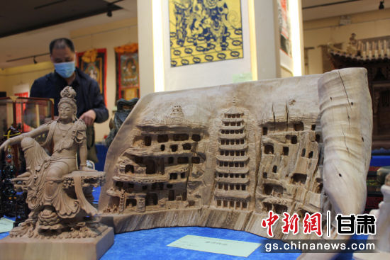 連日來(lái)，甘肅省工藝美術(shù)行業(yè)評(píng)審認(rèn)定工作會(huì)議在蘭州舉行。圖為以敦煌莫高窟為題材的木雕作品《守護(hù)》。徐雪 攝