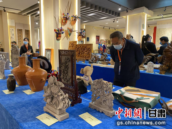 來(lái)自全省的近800件作品進(jìn)入專(zhuān)家評(píng)審環(huán)節(jié)，作品涵蓋雕塑雕刻、漆器、工藝花畫(huà)等多個(gè)類(lèi)別。徐雪 攝