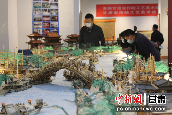 圖為參評(píng)作品牦牛角立體微雕“清明上河圖”。徐雪 攝