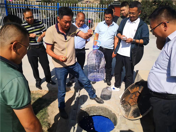 城關(guān)區(qū)作風(fēng)建設(shè)督察組赴青白石污水處理站，檢查污水采樣情況。.jpg