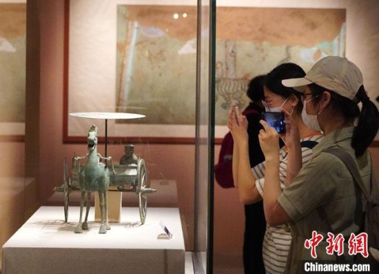 圖為參觀者參觀“大道攸歸：五涼文化展”展陳文物?！【琶赖┰?攝