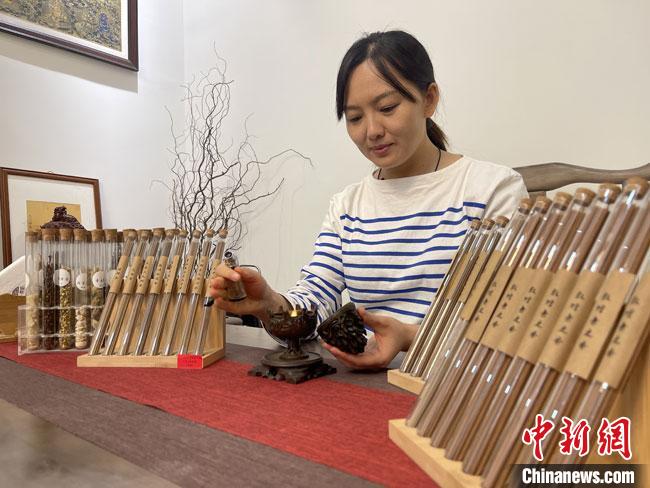 圖為魯雯展示燃香禮儀?！「攥?攝